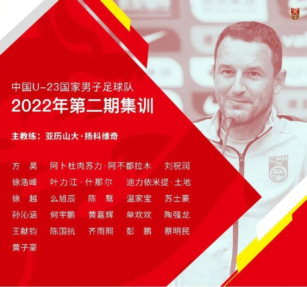 除了他在球场上的胜利，梅西在2023年还进行了一次重要的转会，从巴黎转会至贝克汉姆的迈阿密国际队，开启了他令人难以置信的俱乐部生涯。